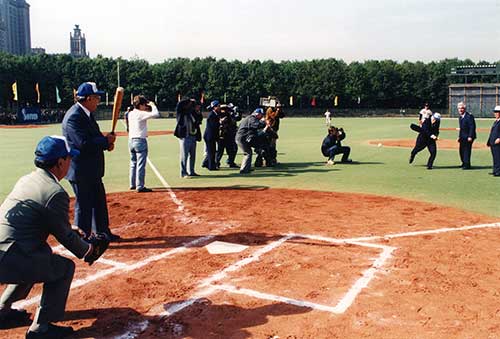 モスクワ大学松前記念スタジアム竣工式で始球式をする松前